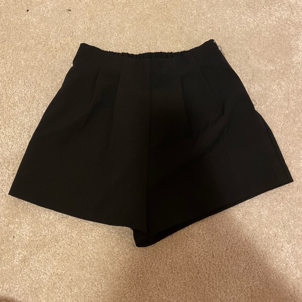 PLEATED HIGHWAISTED BLACK SHORTS